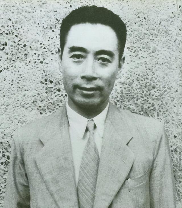 45年毛主席赴重庆谈判，龙飞虎两夜假装酣睡，手中的枪一直上着膛