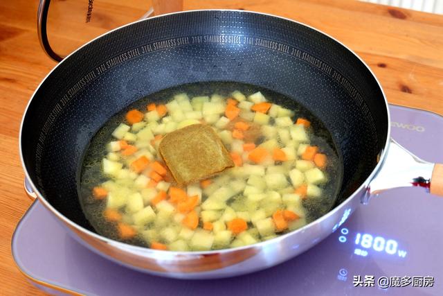 孩子要吃咖喱饭，妈妈做了份圣诞款咖喱牛肉蛋包饭，孩子特开心