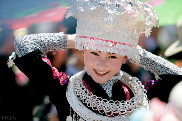 苗族的分类:长裙苗,短裙苗,红苗,白苗,黑苗,蛊苗,花苗,大花苗,青苗等