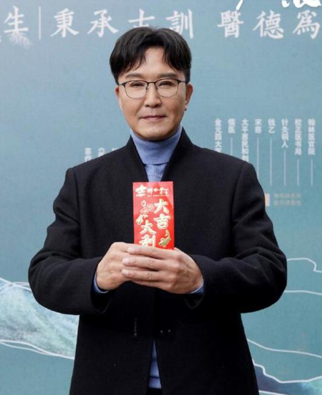 明星频翻车医美需谨慎！有人脸变充气气球，有人下巴变天气预报