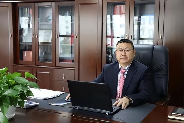 王传福：13岁丧父15岁丧母，嫂子卖嫁妆供上学，百亿身家不忘报恩