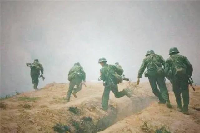 老山战役，幸存的黑豹突击队队员年年相聚，站成一排等待班长点名