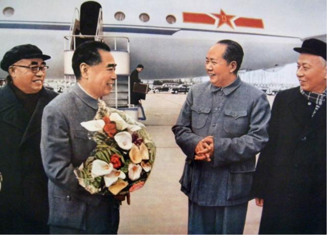 「罕见」周恩来和十大元帅的同框照，张张珍贵，尽显功勋风采