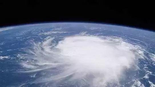 地球内部到底是什么？每天三万多吨的水流进地心，都未能装满？