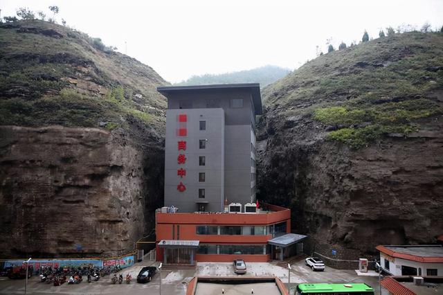 延安一酒店，建成有5年時間，夾在兩​個​大山之間，安全又新穎