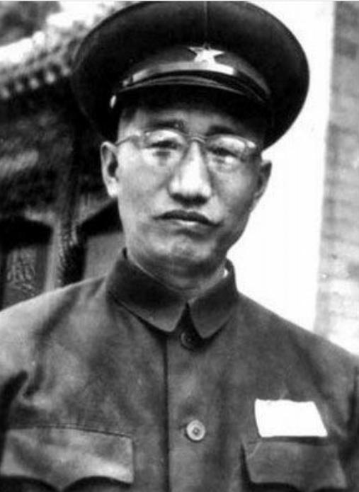1950年徐向前去怀仁堂开会，周恩来看着最后一排笑了：你换个座位