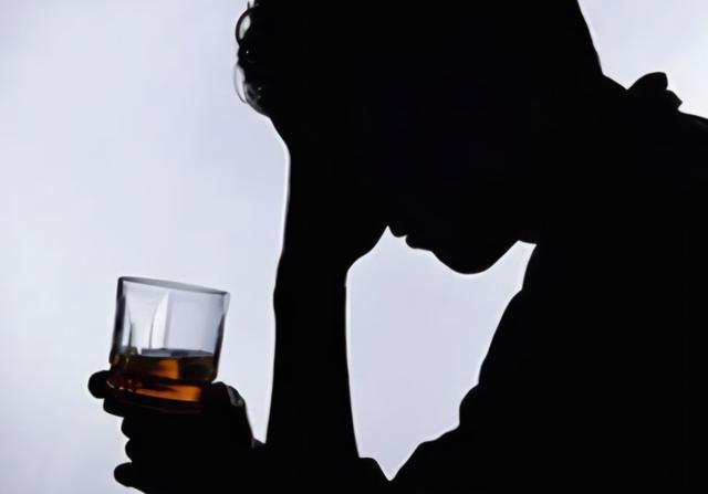 男子查出肠癌，后悔大哭：原来大便早就“提醒”，自己却忽视了