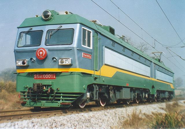 ss4c型电力机车韶山5型电力机车(ss5),是中国铁路的第一种快速客运