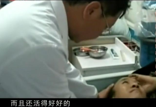 11年云南男子头疼呕吐，身上散发臭味，检查发现脑中插着一把匕首