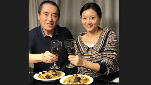 张艺谋岳母：比女婿小11岁无代沟，陪女儿走过“地下”10年无遗憾