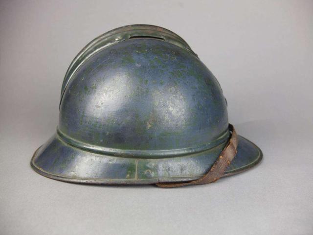 托尼mk2的钢盔内衬采用悬挂式设计,使用皮革和铁丝,作成十字架形状,在