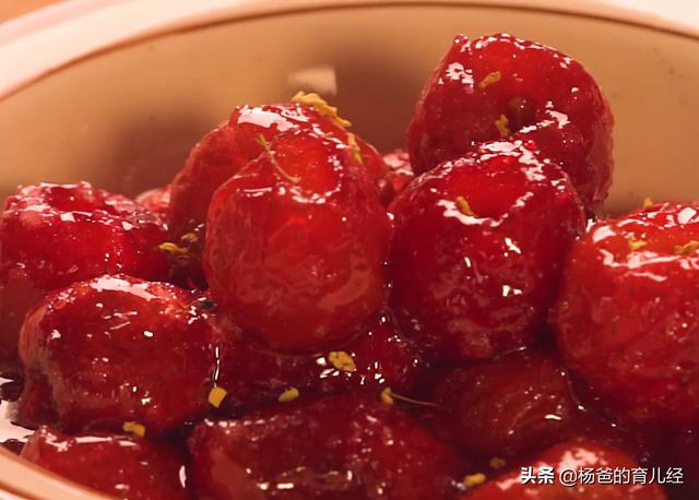 分享一款冰糖山楂，撒上干桂花，甜香又营养，家中孩子特爱吃