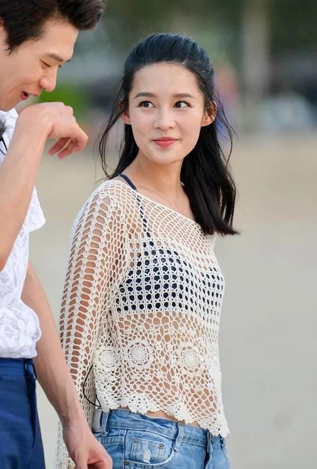 李沁在海边玩沙超清图(李沁在海南拍戏还是在上海拍)-天晟网
