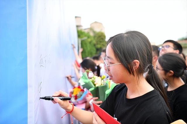 看！这是余庆中学的成人礼！！！