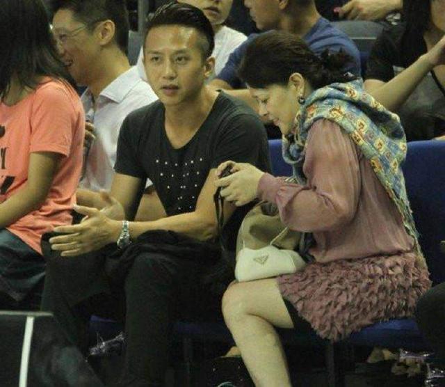 邓超：把丈母娘当成亲妈孝顺，街头混子改邪归正，登上人生巅峰
