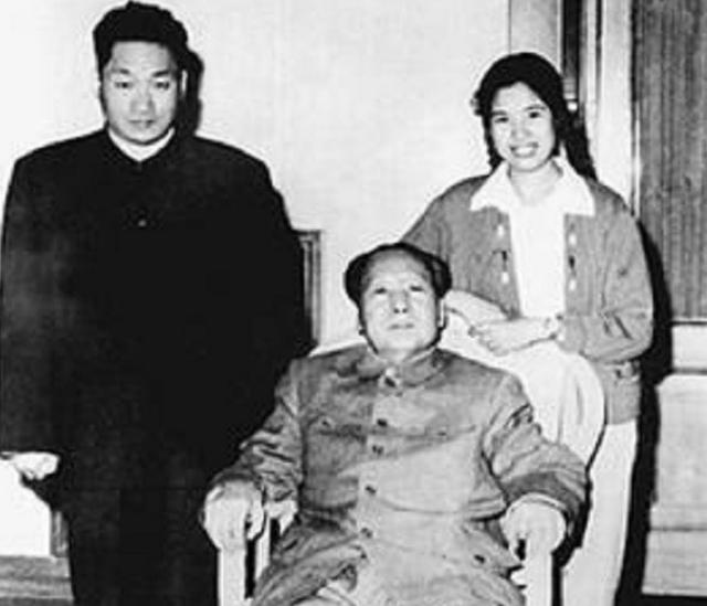 2008年，邵华逝世，毛新宇透露母亲遗愿：想和父亲陪伴在奶奶身边