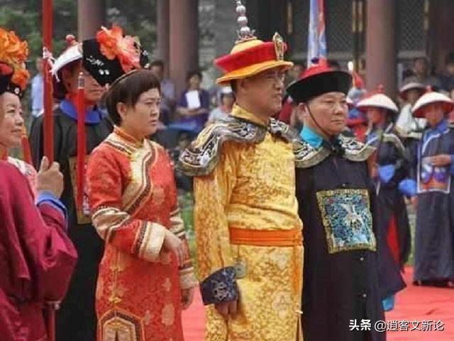 乾隆七世孙身穿龙袍，召百人公开祭祖，大拇指上戴着“帝王扳指”