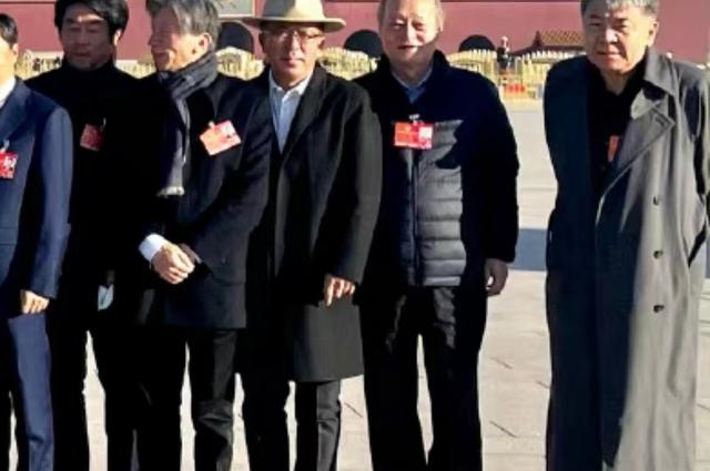 老戏骨出席会议！张光北罕露面，张凯丽皮裤吸睛，成龙低调站角落
