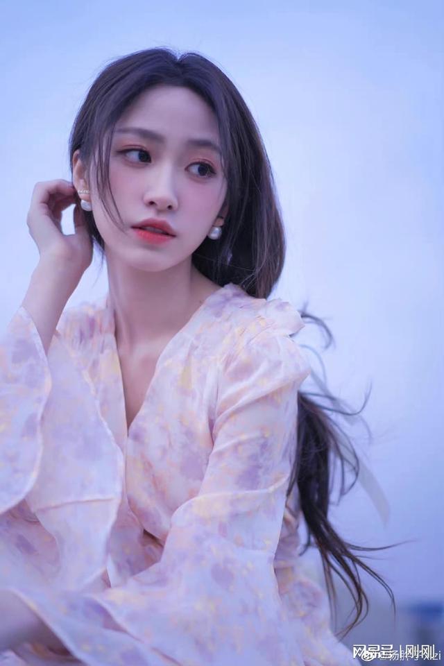 花枝招展杨肸子