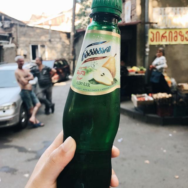 那些年，我曾捧著小吃與世界合影