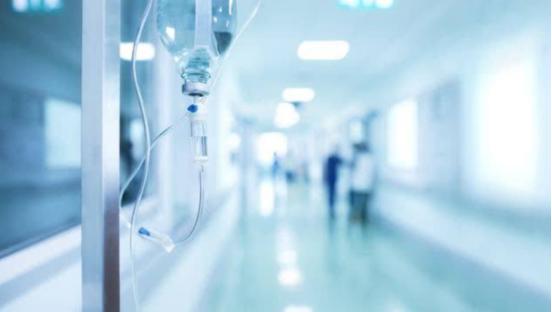 折翼天使顽强产婴，34岁四肢截肢孕妇，靠腕部发力顺利当妈