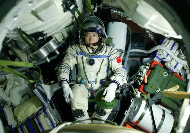 天宫空间站对比国际空间站，相差300多吨，我国空间站有何优势？
