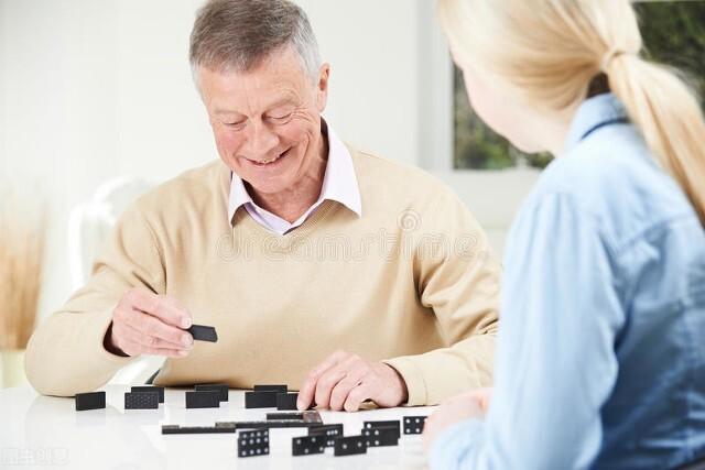 45岁后出现这3种表现，可能是进入初老期了，做到这4点顺利度过