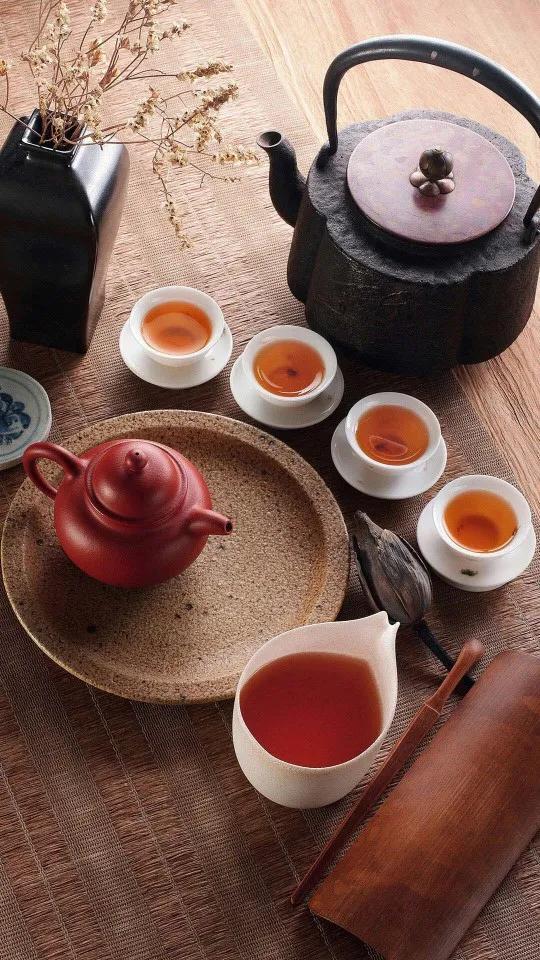 一壶清茶许流年，半卷诗书慰平生