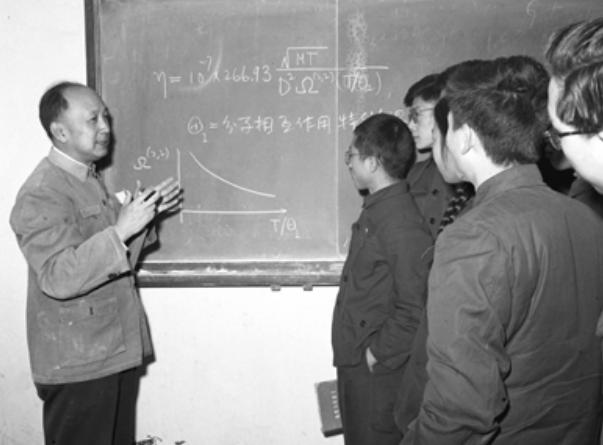 钱学森葬礼：逝世次日天降大雪，三军仪仗队抬棺，数十万人送行