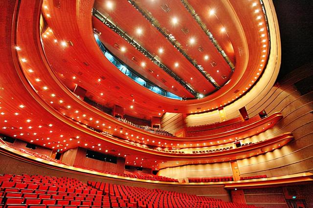 国家大剧院大面包的形状 四面环水 很壮观 值得一去 Zh中文网