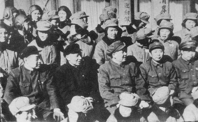 1964年，毛主席主动接见整建制部队，建国前少有，建国后绝无仅有