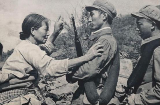 1958年周恩来访问朝鲜，一位朝鲜大妈远道而来，送给总理几副银器