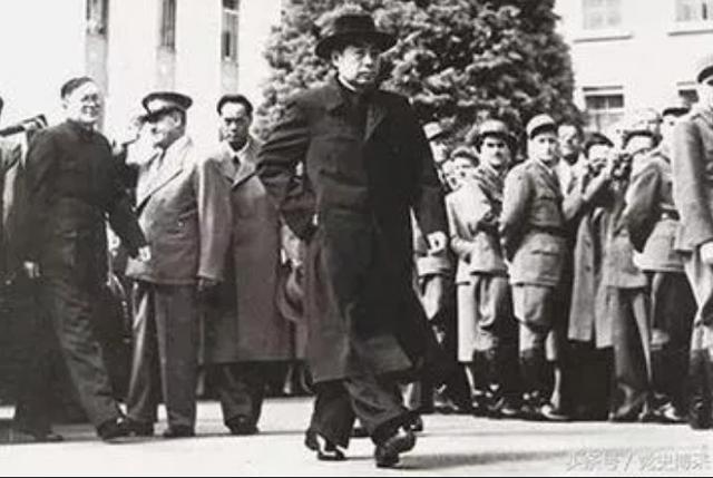 1955年蒋介石派人暗杀周恩来，飞机爆炸后，发现周恩来不在飞机上