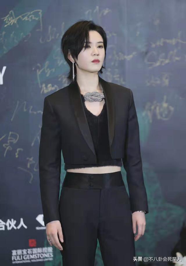 开年红毯大比拼！有人又肿又僵，有人妆容怪异，没想到是她赢了