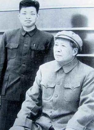 1949年开国大典，周恩来领着一个女孩，见到毛泽东就喊：大首长