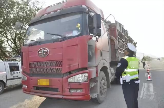 2017年，山东男子花5800元学驾照3年，因违章被交警发现证是假的