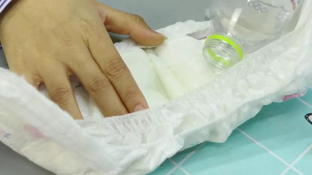 尿不湿还能戴在宝宝头上？没想到好处这么多，妈妈心里要有数