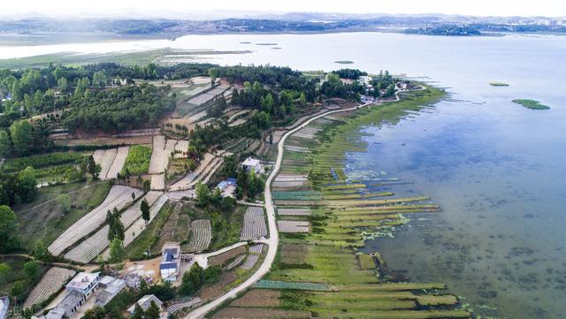 《适合七八月旅行的８座小城，景美人少既凉快又好玩，选一个出发吧》