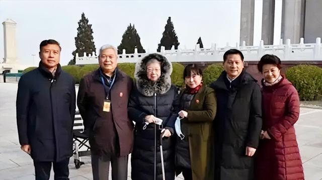 2020年，刘思齐儿子，女儿纪念主席诞辰127周年，表情严肃凝重