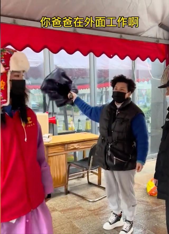 女儿当防疫志愿者，亲妈“走后门”被拒：叫你家属来领你