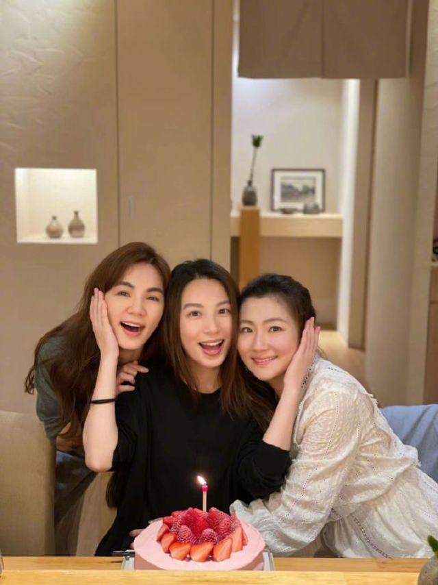 田馥甄39岁生日她一起庆祝，三姐妹长时间同框，冻龄值抢镜。
(图5)