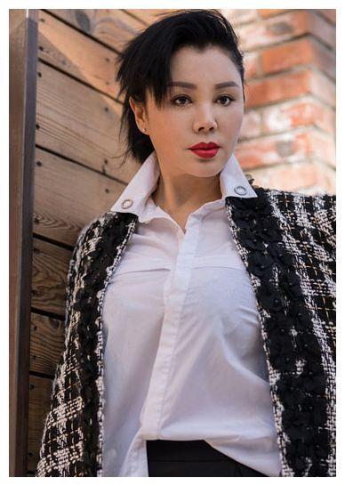 气质女星于小慧:两段感情遍体鳞伤,56岁仍单身是儿子最大的牵挂