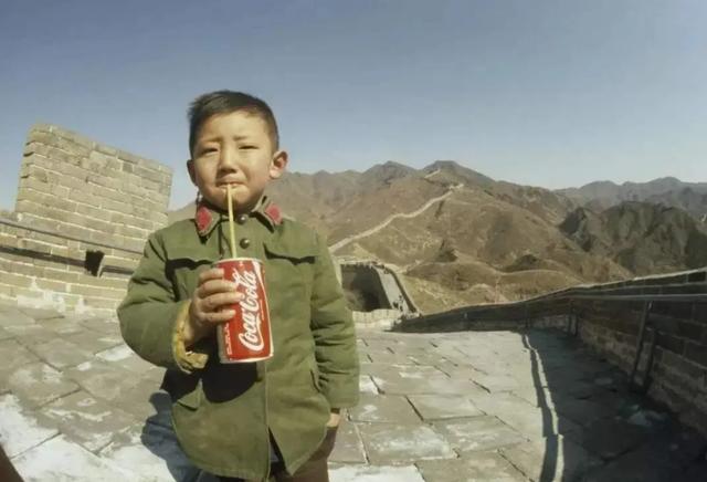 新中国第一个喝可口可乐的人：42年前意外火爆全球，如今近况曝光又上热搜