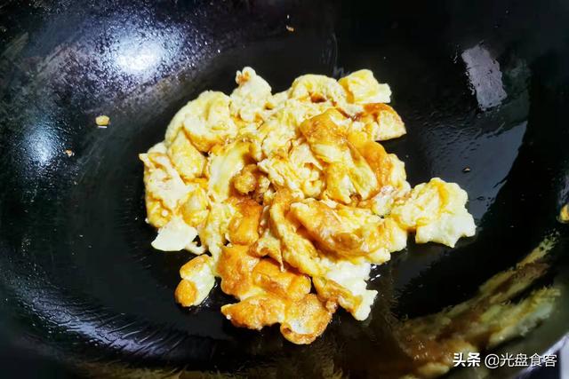 冬天，鸡蛋和这三样一起炒，营养非常全面，孩子常吃，顺利过冬