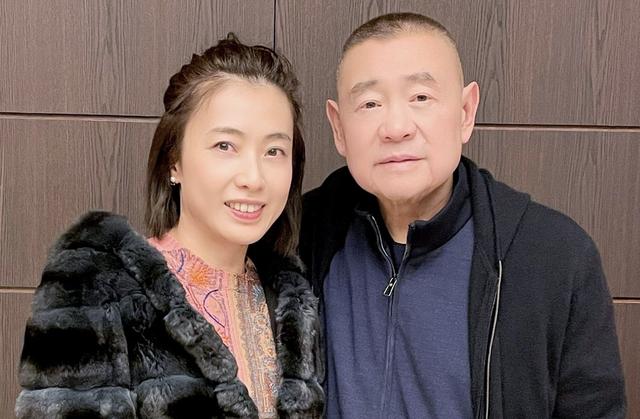 70岁刘銮雄出席会议罕露脸，步履蹒跚需搀扶上车，专车车牌显眼