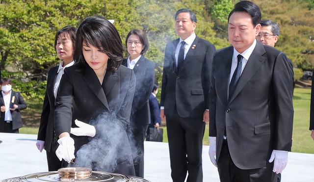 金建希：韩国新总统的美貌夫人，颜值即正义，丈夫政敌也为她痴笑