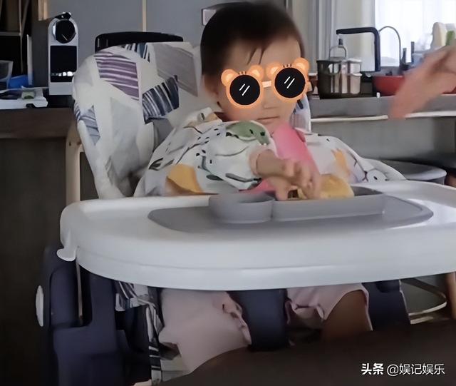 郑恺跟妻女团聚，手拎两大袋食物回家，苗苗心疼地给老公搓手