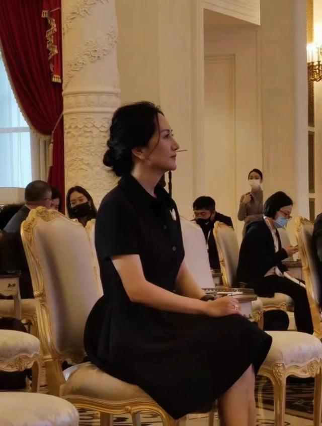 孟晚舟回国首次亮相，一袭Polo裙出席华为发布会，眼眸坚定有毅力