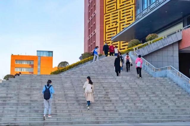 丰富五一假期生活，郑州一高校买3200斤鱼请师生吃全鱼宴，真贴心