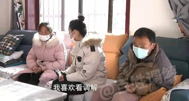 妈妈太懒家里乱得像垃圾场，儿子变家长恨铁不成钢：她从不打扫